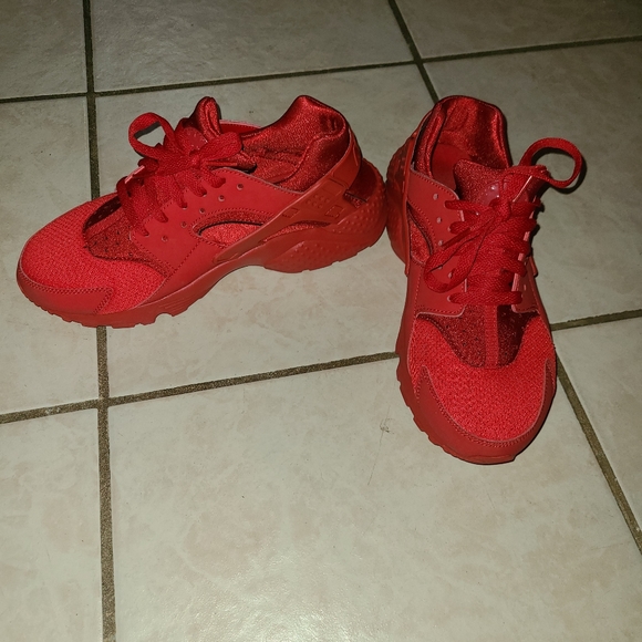 Nike Shoes - Red Huaraches size 6.5 in boys